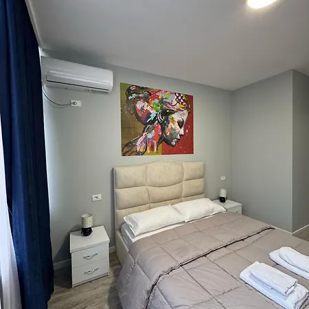 Dennys Center 2 Apartman