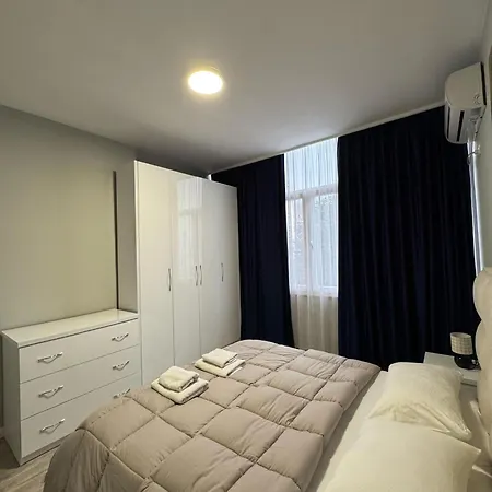 Dennys Center 2 Apartman *