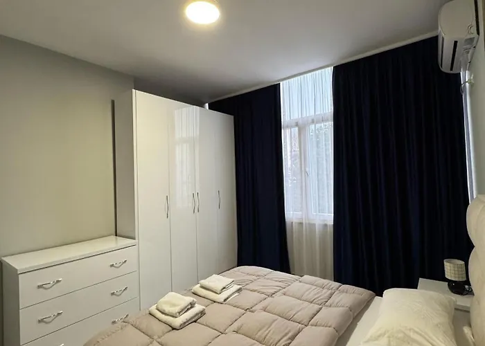 Dennys Center 2 Apartman *